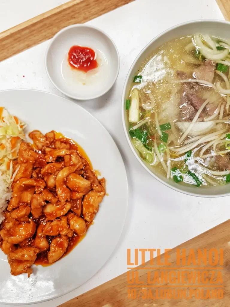 Kurczak Ha Noi z zupa Pho